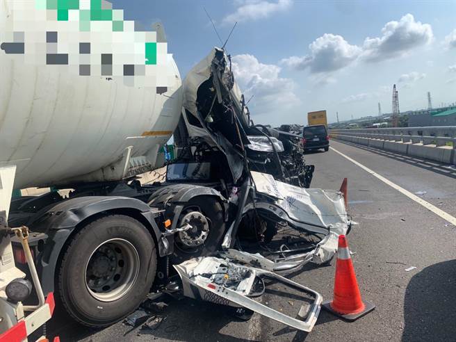 新屋区台61县北上高架道路56.1公里处15日早上发生全联结车追撞事件，30岁田姓男子因机件故障将全联结车停放路肩，遭51岁杨姓男子驾驶全联结车从后方追撞，所幸双方均未受伤，后续责任仍待警方调查厘清。（萧灵玺翻摄）