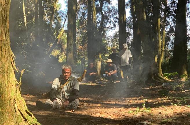 林庆台牧师在山盟MV饰演伐木工。（拍谢少年提供）