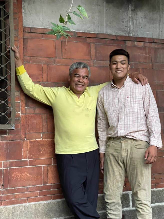 林庆台与儿子携手同台参与ＭＶ演出。（拍谢少年提供）