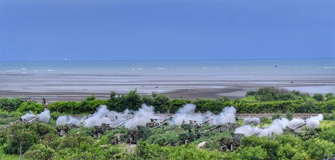 目前台北正修改其防禦計畫，並想定大陸進攻將沿著不只一處軸心而展開。
圖為2020年7月漢光聯合反登陸操演 m109自走砲齊發。(圖/中央社)
