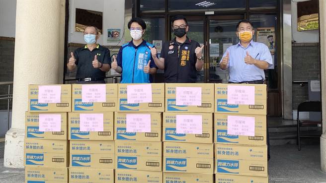 中市新生代市议员张彦彤、罗廷玮与业者携手捐出66箱运动饮料，为第一线执勤的员警们充电加油，由警一分局副分局长黄保胜代表受赠。（陈淑芬摄）