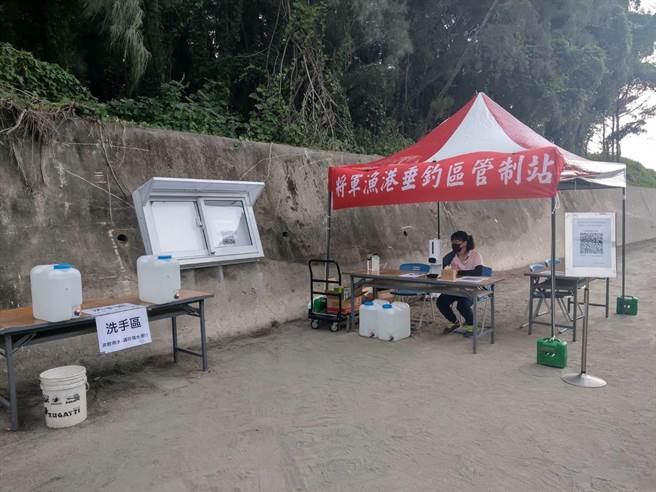 將軍漁港垂釣區防疫管制站。（台南市政府農業局提供／張毓翎台南傳真）