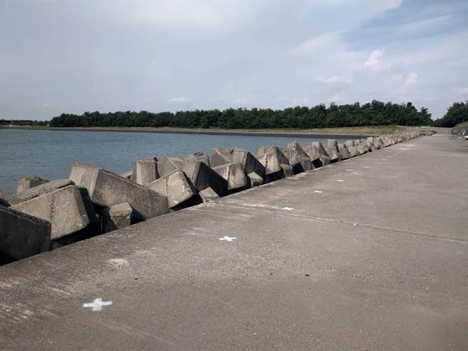 垂釣區安全垂釣距離標示。（台南市政府農業局提供／張毓翎台南傳真）