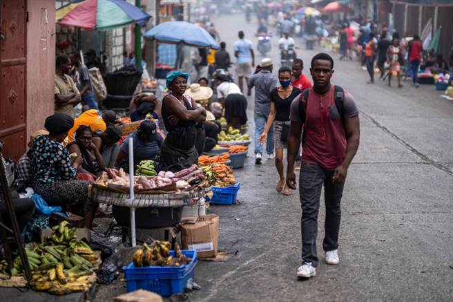 今天送抵海地的莫德纳（Moderna）疫苗，是美国承诺捐赠给加勒比海与拉丁美洲多国的1200万剂疫苗一部分。(图／路透社)