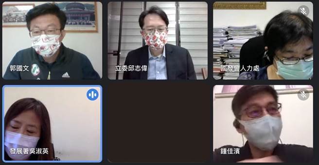 民进党立委邱志伟、锺佳滨、郭国文今天举行记者会，呼吁劳动部比照「缺工就业奖励」新增「5＋2产业就业奖励」，并延长青年就业奖励金期限至今年底。（邱志伟办公室提供）