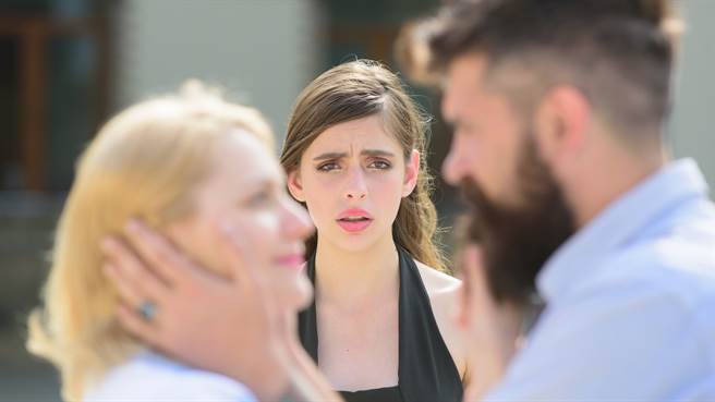 外国女网友发现被丈夫背叛时，将丈夫所有裤子都在GG处剪一个洞当做报復。图片为示意图非本人（图／shutterstock）