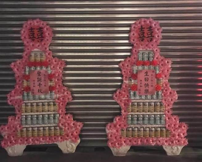 罐頭塔為喪禮常見的祭奠陳設，近年來也有年輕人翻轉習俗，將罐頭塔製成生日賀禮或是畢業禮物。（示意圖／翻攝爆料公社）