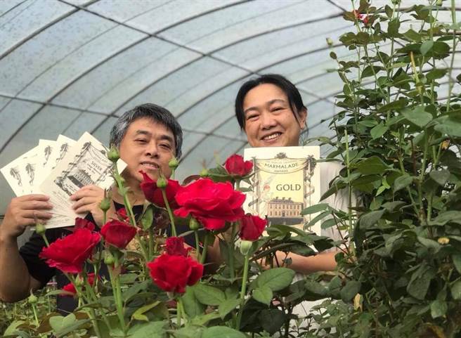 章思广与郭恩绮夫妇，在世界果酱大赛夺金奖。（水土保持局南投分局提供／廖志晃南投传真）