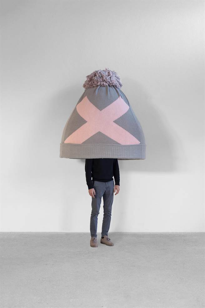 艺术家欧文．沃姆作品结合日常生活物件与表演，创造颠覆传统的雕塑。（立木画廊提供）