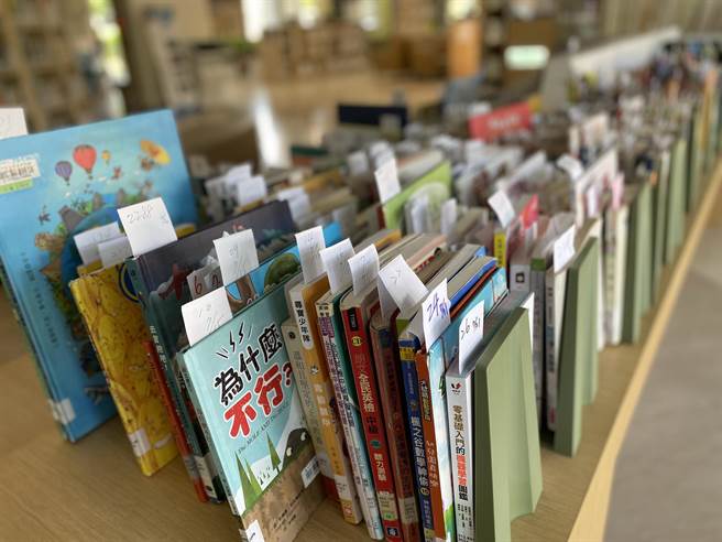 台中市立图书馆开放单一窗口借阅服务，并恢復通阅物流，读者在两天内就申请借阅近3万本书籍。（台中市文化局提供／陈淑芬台中传真）