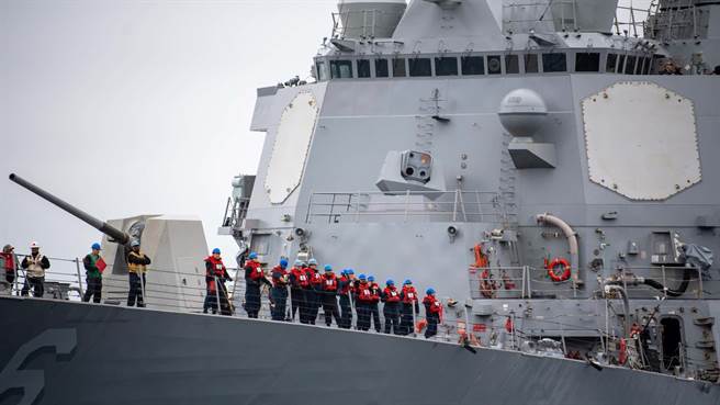 史托克戴尔号加装了雷射炫光器，外表像4个镜头的手机。(图/美联社)