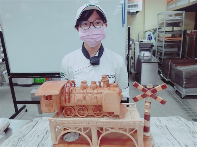 崑山科大李泯臻首度参赛，一举夺下艺术麵包展示金牌。（图/崑山科大提供）