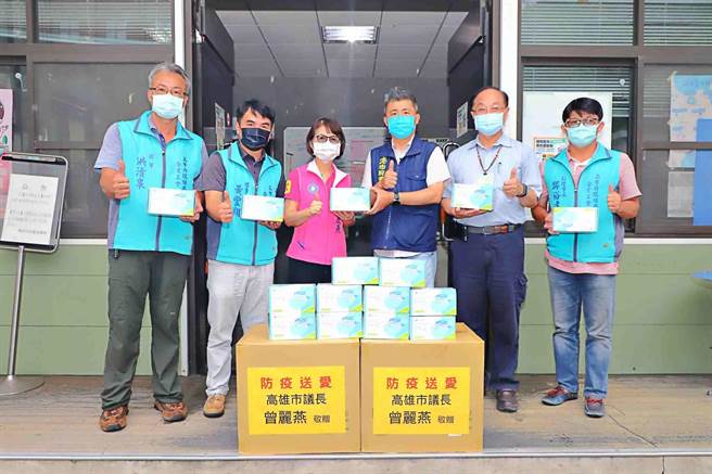 高雄市议会议长曾丽燕（左三）今（15）日下午亲自赠送共8千个防疫口罩到小港及前镇清洁队，再三叮咛清洁队员注意防疫。（高市议会提供）