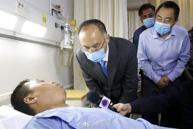 中国驻巴基斯坦大使农融赴医院看望受伤同胞吁调查真相。（新华社）