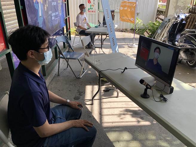 落實防疫規定，彰化大型聯合徵才活動今年首度改採視訊徵才方式，求職者透過網路QR-code完成預約後，可在家或到就業服務中心增設的視訊專區與廠商面試。（彰化就業中心提供／謝瓊雲彰化傳真）