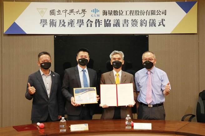 中興大學校長薛富盛（右二）、海量數位工程公司總經理施中仁（左二）代表雙方簽約。（興大提供／林欣儀台中傳真）