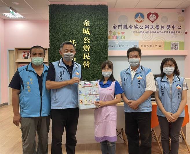 杨镇浯走访金城托婴中心，还带着不一样的伴手礼防疫口罩。（县府社会处提供）