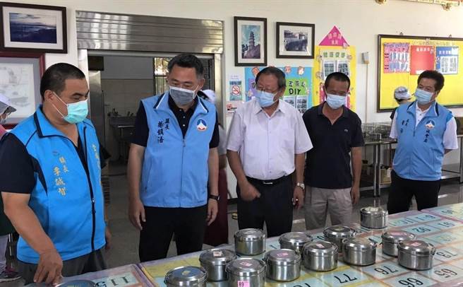 杨镇浯走访水头社区照顾关怀据点，访视老人供餐不共餐作业现况。（县府社会处提供）