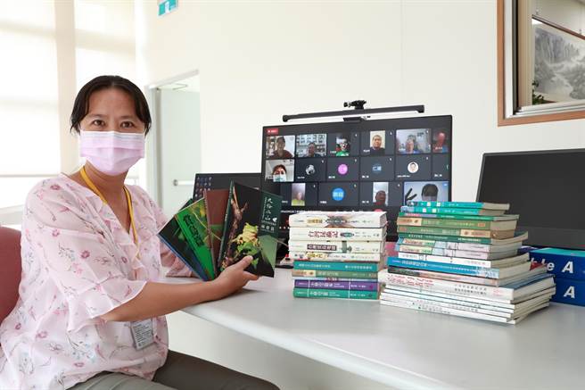 疫情期间，高雄大学环境安全卫生中心校聘专员陈又菁利用视讯会议培训志工，并转送二手动植物图鑑、生态书籍，鼓励志工自学。（高雄大学提供／林瑞益高雄传真）