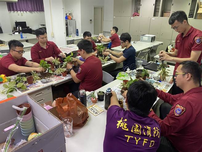 消防队员透过DIY制作盆栽造景，不仅让消防队员能够自我放松，也让整个消防队各处绿意盎然，图为疫情管制前拍摄。（消防局提供／萧灵玺桃园传真）