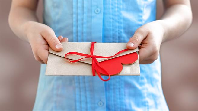 双鱼座、巨蟹座和双子座一遇到感情就会变成胆小鬼，只敢把真心话藏在玩笑里，小心翼翼地试探对方。(示意图/达志影像)