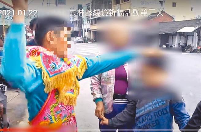网路流传的影片可看到乩童准备「处理」小男孩，男孩的手还勾着阿嬷的手指头。（西螺警分局提供／周丽兰云林传真）