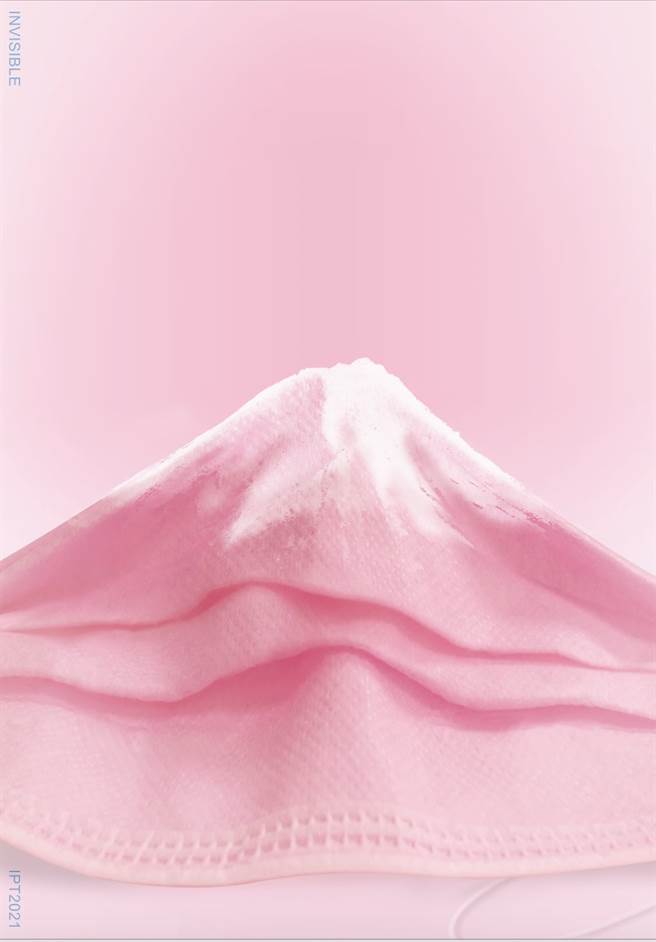 醒吾科大商设系学生王佳敏毕的第2件作品，以日本富山结合口罩，象徵渴望在山顶。（图/醒吾科大提供）