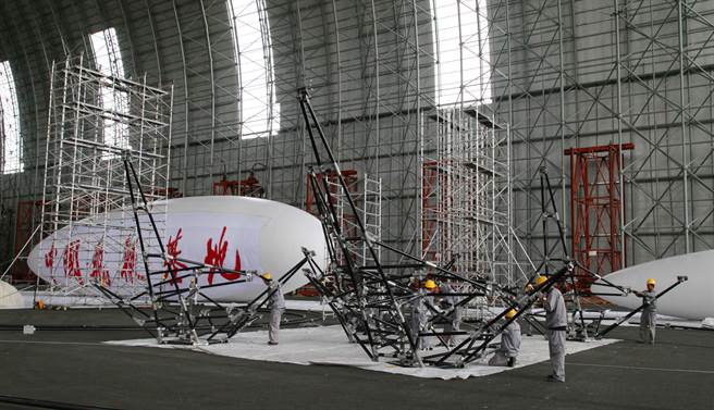 新疆存在超大型机库，被认为可能供平流层飞艇使用。图为大陆内蒙古阿拉善飞艇基地。（图／新华社）