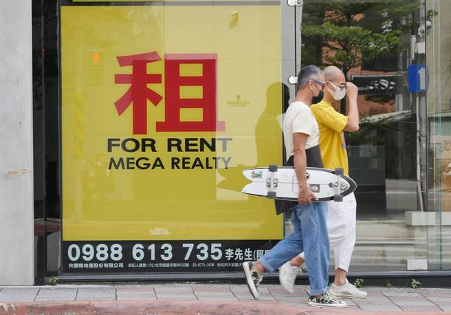 台湾经济荣景只靠半导体，美媒曝：这产业惨况被掩盖。图为民眾经过大型租屋看板。（图／本报资料照）