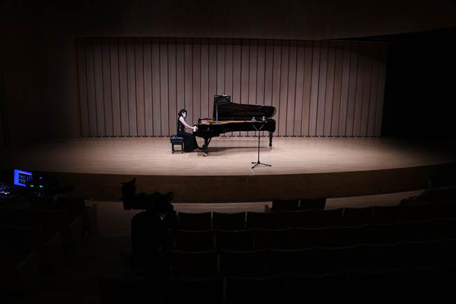 场馆微解封，钢琴家杨妮蓉举办无人音乐会。（卫武营国家艺术文化中心提供）