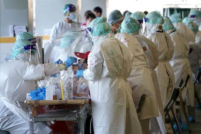 环南市场今估计要筛近4千人，现场共开设10个窗口因应。（黄世麒摄）