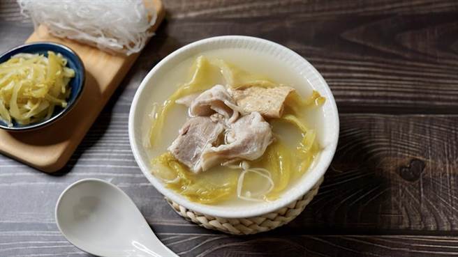 双月食品社推出个人独享「筵月汤品系列」，到店消费单笔满599元，即赠「筵月汤品系列」乙包。（图／双月食品社）