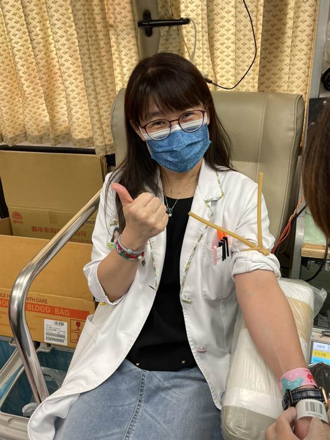 卫生福利部台中医院号召院内已完成疫苗接种的医护人员率先挽袖捐血。(台中市政府提供)
