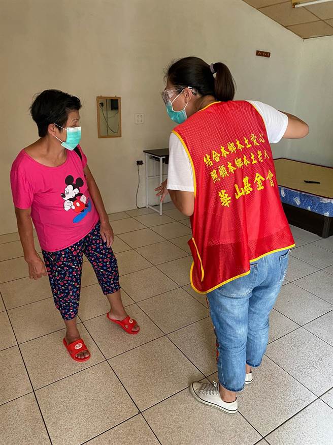 疫情期间弱势长者雪上加霜，华山基金会云林县麦寮站助租屋、募口罩送爱。（华山基金会提供／张朝欣云林传真）