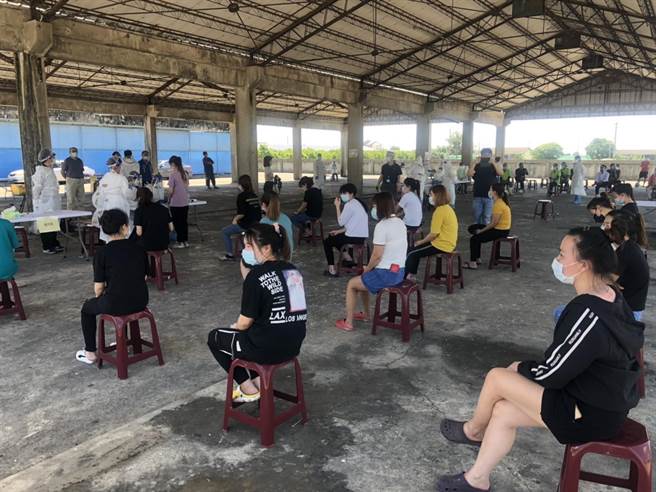 勞動署已公告合法移工可開始預約施打，一樣上公費疫苗預約平台點選「登記」就可預約。圖為雲林縣府本月初在二崙果菜市場為移工們快篩。（周麗蘭攝）