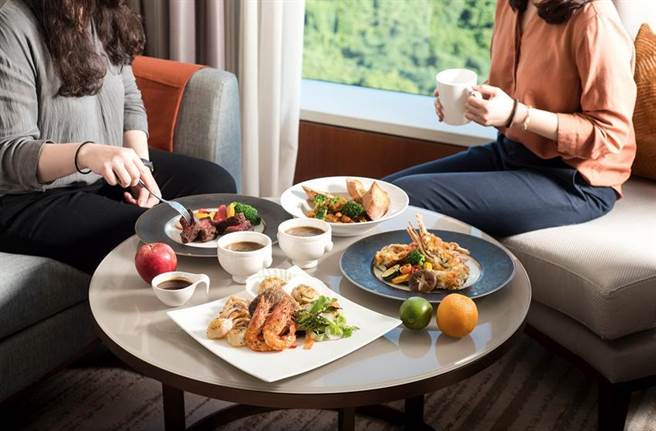 抢微解封旅宿商机，六福万怡酒店推「飨乐家专案」，客人可在豪华客房内爽嗑龙虾牛排，3,580元起。（图／六福旅游集团提供）