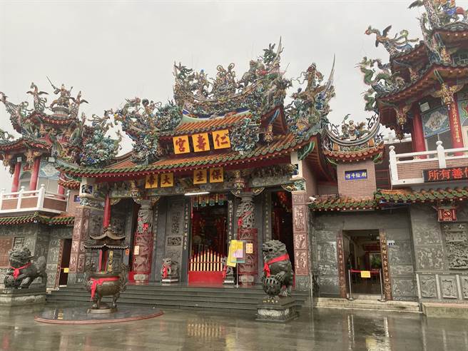 歸仁仁壽宮今天開放信眾入廟參拜。（曹婷婷攝）