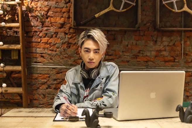 歌手谢和弦去年9月又被验出尿液有大麻阳性反应，新北地院法官称其意志薄弱，判处4月徒刑，可易科罚金12万元。（翻摄自谢和弦脸书）