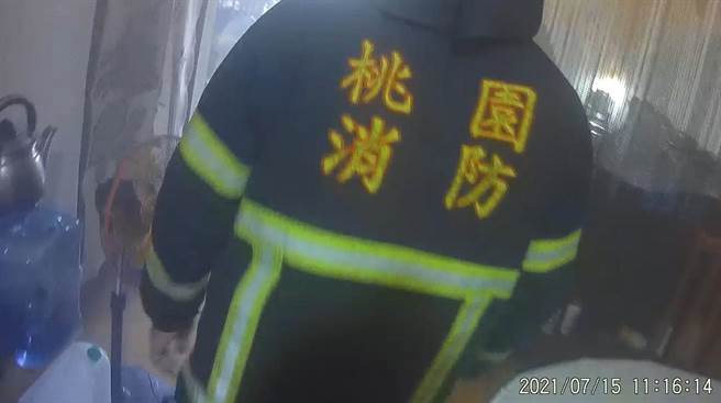桃园市八德区今日中午一处公寓失火，屋内一名30余岁男性在睡梦中被消防局协助装设的住宅用火灾警报器的警报音惊醒。（消防提供／赖佑维桃园传真）