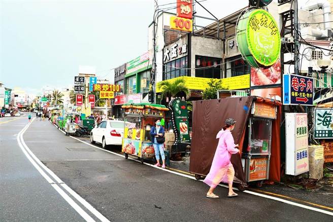 726是否能解封？引起國人關注。圖為7月15日的墾丁大街。（謝佳潾攝）