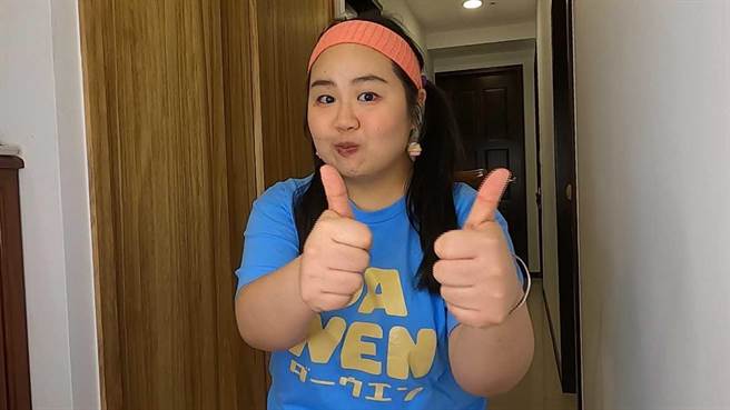 大文主持食尚玩家網路版節目，分享最新興趣是刺繡。（TVBS提供）