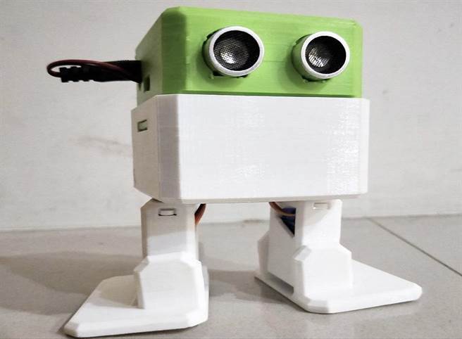 超級卡哇伊的otto機器人能走路、唱歌跳舞跟偵測障礙物。（板橋高中提供）