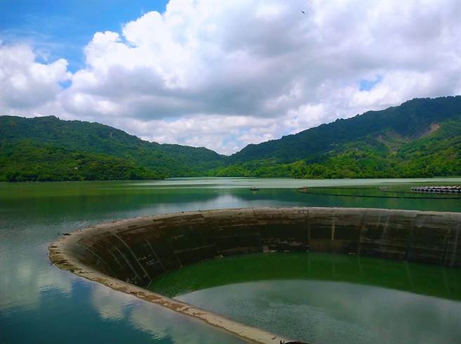 南化水庫從上月20日下午滿水位開始溢流，7月2日才停止。（本報資料照片）