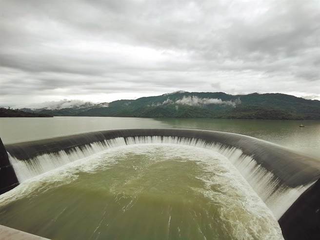 南化水庫從上月20日下午滿水位開始溢流，7月2日才停止。（本報資料照片）