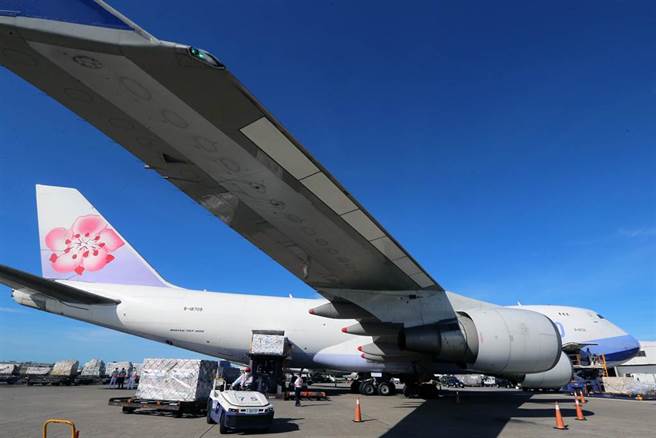 台湾向莫德纳（Moderna）药厂洽购505万剂疫苗，首批15万剂于5月28日到货，第二批24万剂在6月18日运抵台湾，第三批41万剂在6月30日到货，第四批在15日约35万剂由华航5556货机载运，从卢森堡运抵台湾。（陈麒全摄）
