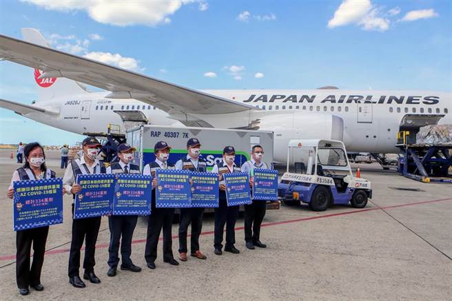 卫福部长陈时中亲自迎接在13时54分抵达的日本捐赠97万剂AZ疫苗。（陈麒全摄）
