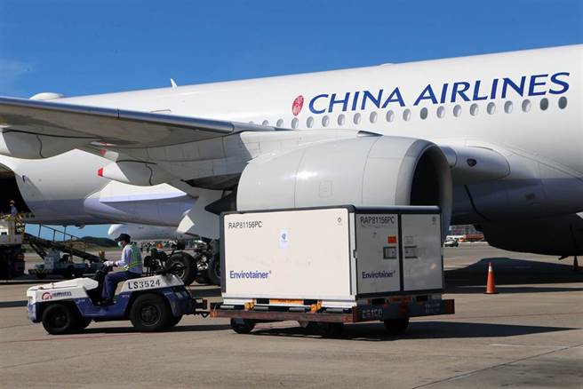 第三批56万剂在15日由华航834客机由泰国运送来台。（陈麒全摄）
