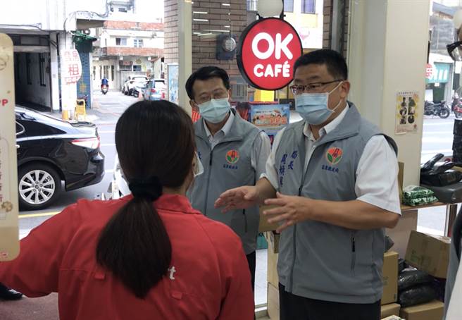 苗栗縣警局長周煥興親自率刑大游大隊長、分局長到超商向店員宣導，也在苗栗縣各鄉鎮的27個在地社團刊登反詐騙宣導的案例跟文宣，提高民眾反詐騙意識。(戴志揚翻攝)