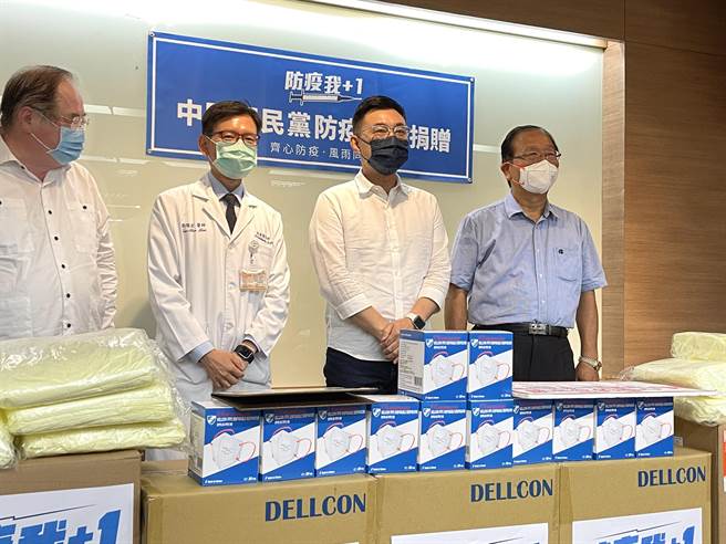 国民党今（15日）举办「捐赠防疫物资我＋1，用行动力挺第一线医护！」活动。（叶书宏摄）