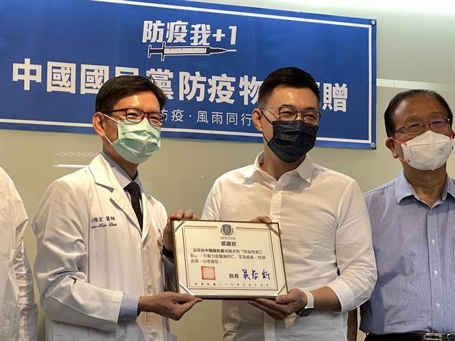 国民党今（15日）举办「捐赠防疫物资我＋1，用行动力挺第一线医护！」活动。（叶书宏摄）